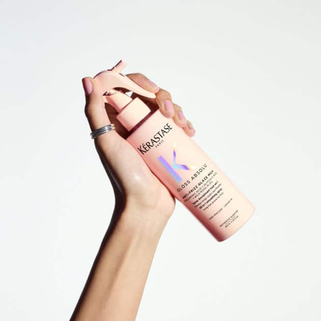 Product in Hand Gloss Absolu Anti-Frizz Glaze Milk Hair Spray 190ml - Image 3
